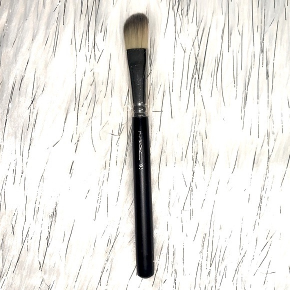 MAC 193 Angled Foundation Brush - Picture 2 of 3